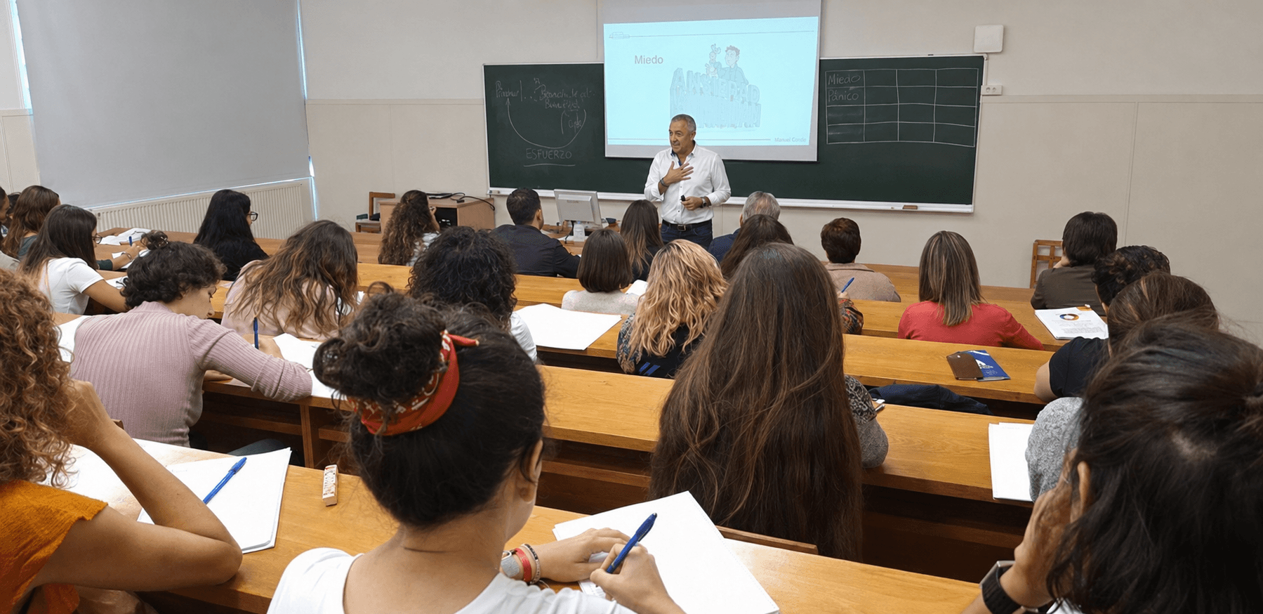 Manuel Conde impartiendo una sesión en un aula