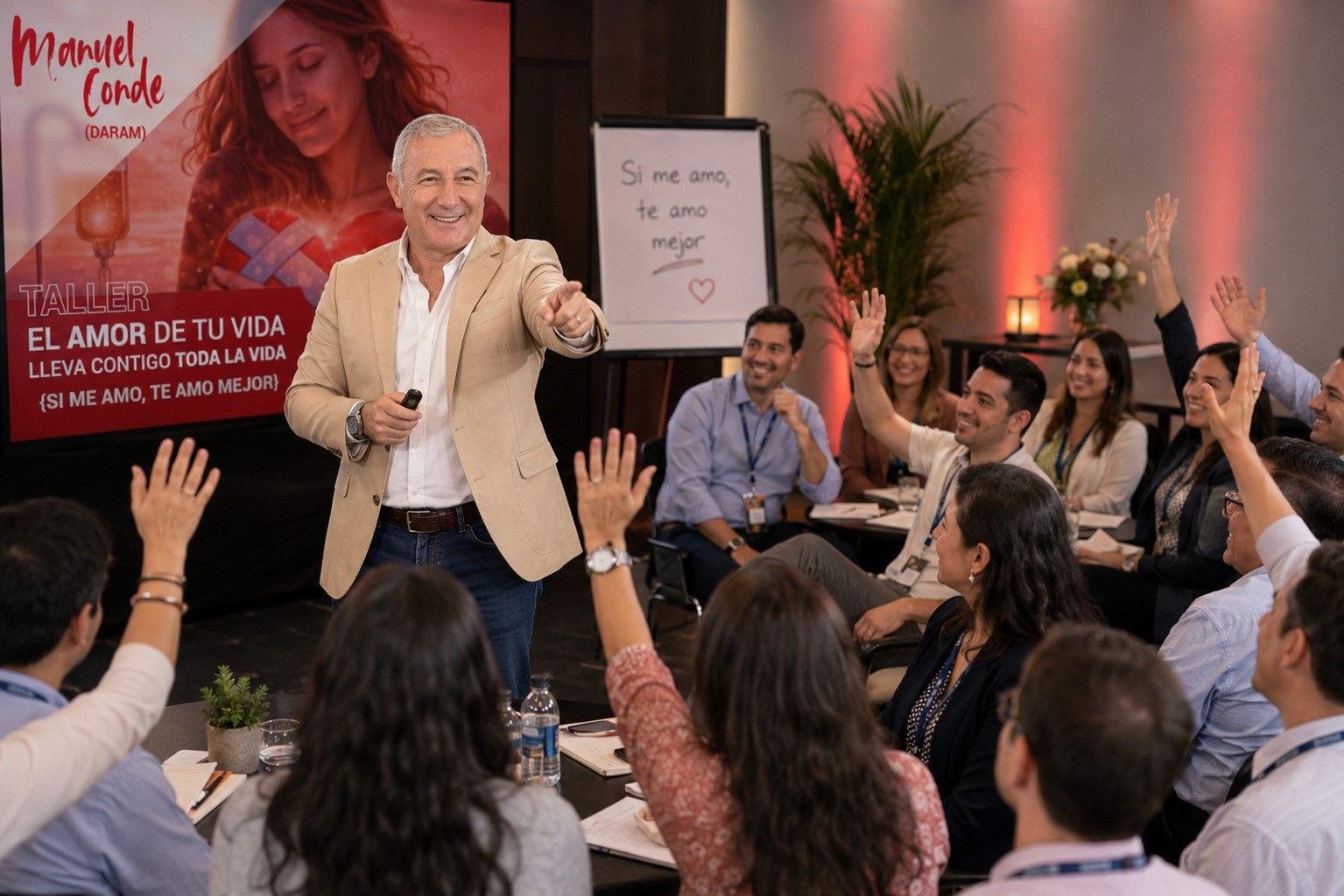 Manuel Conde en el taller El amor de tu vida ante un grupo participativo